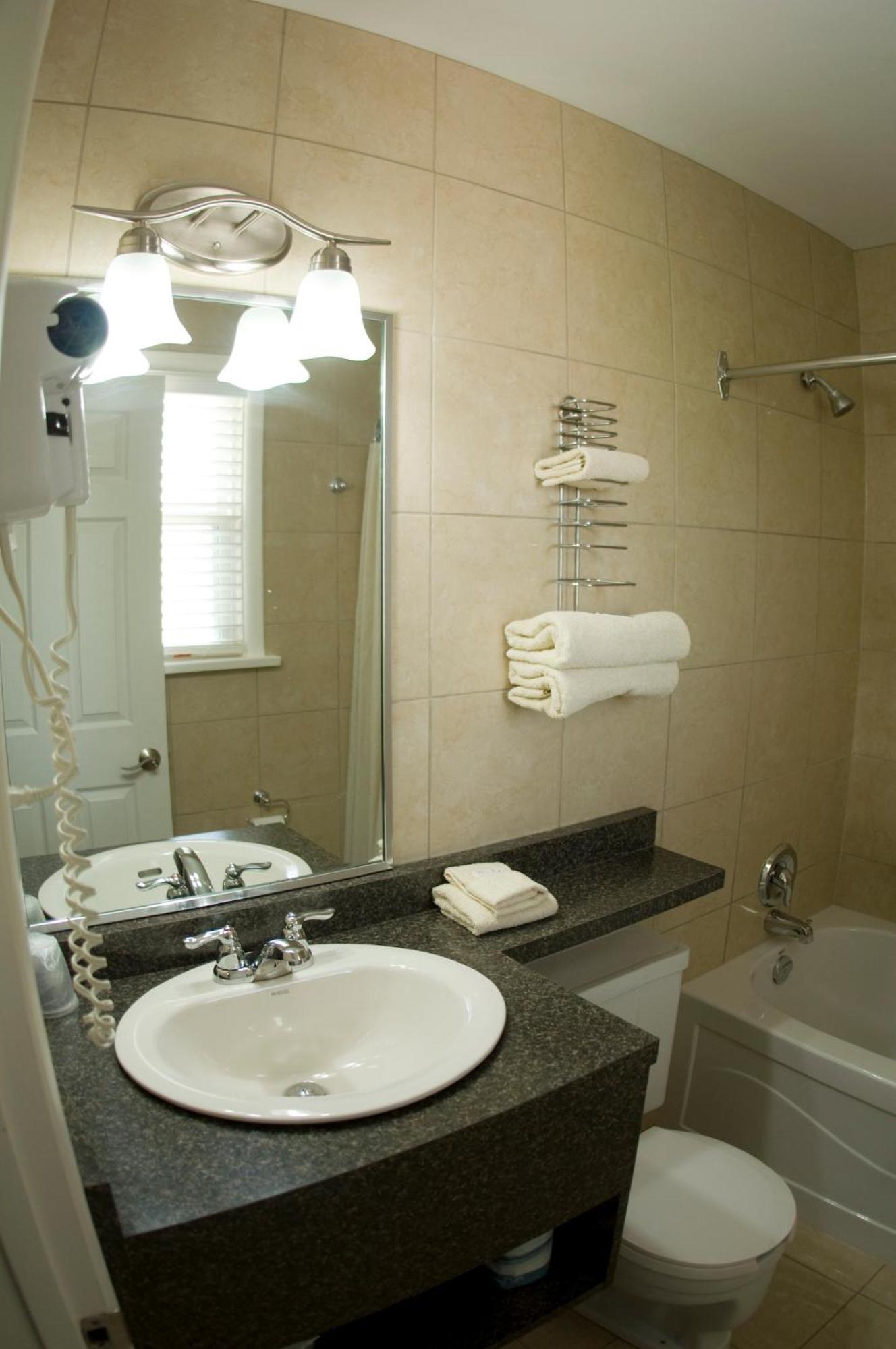 Falls Manor 2*